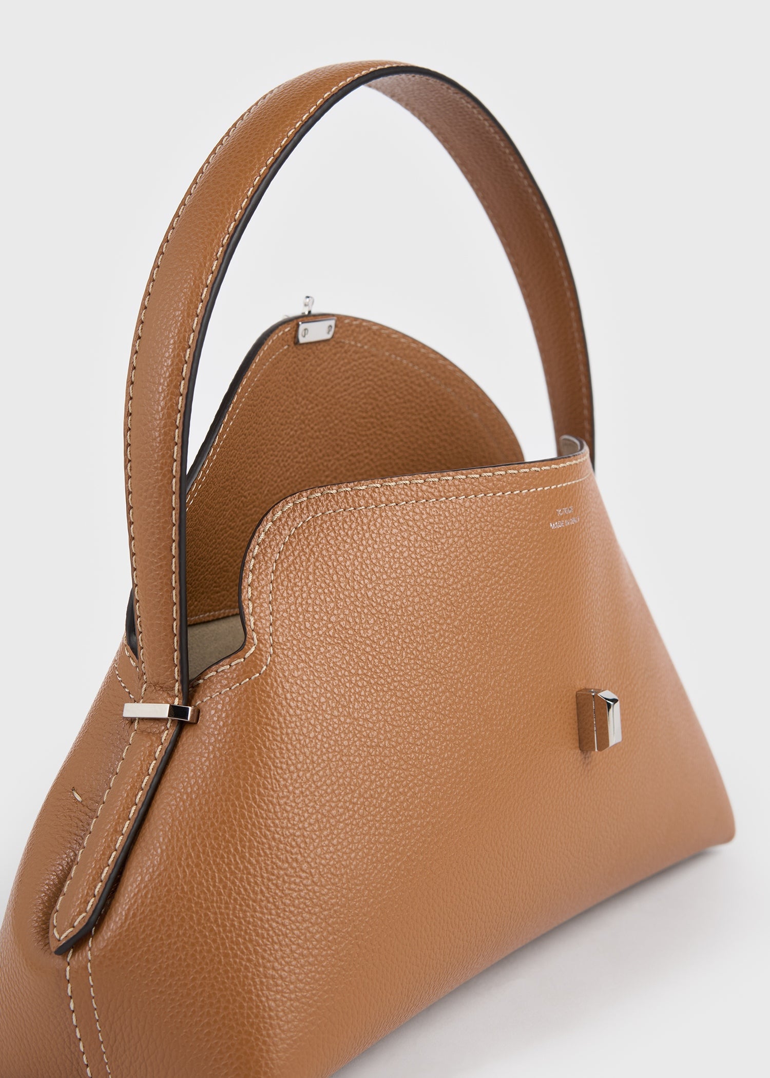 T-lock grained-leather shoulder tan – TOTEME