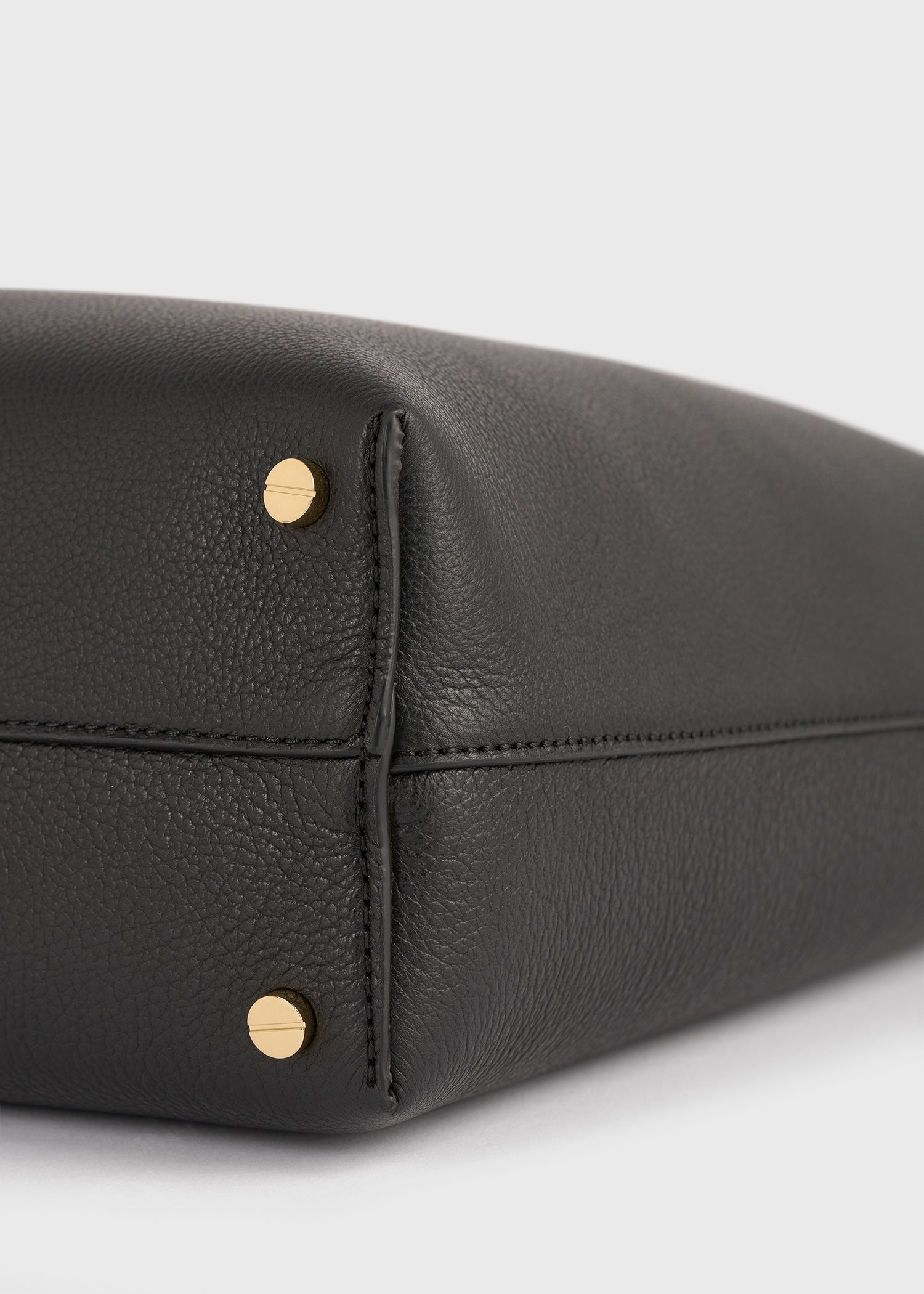 Medium Bevel grained-leather bag black