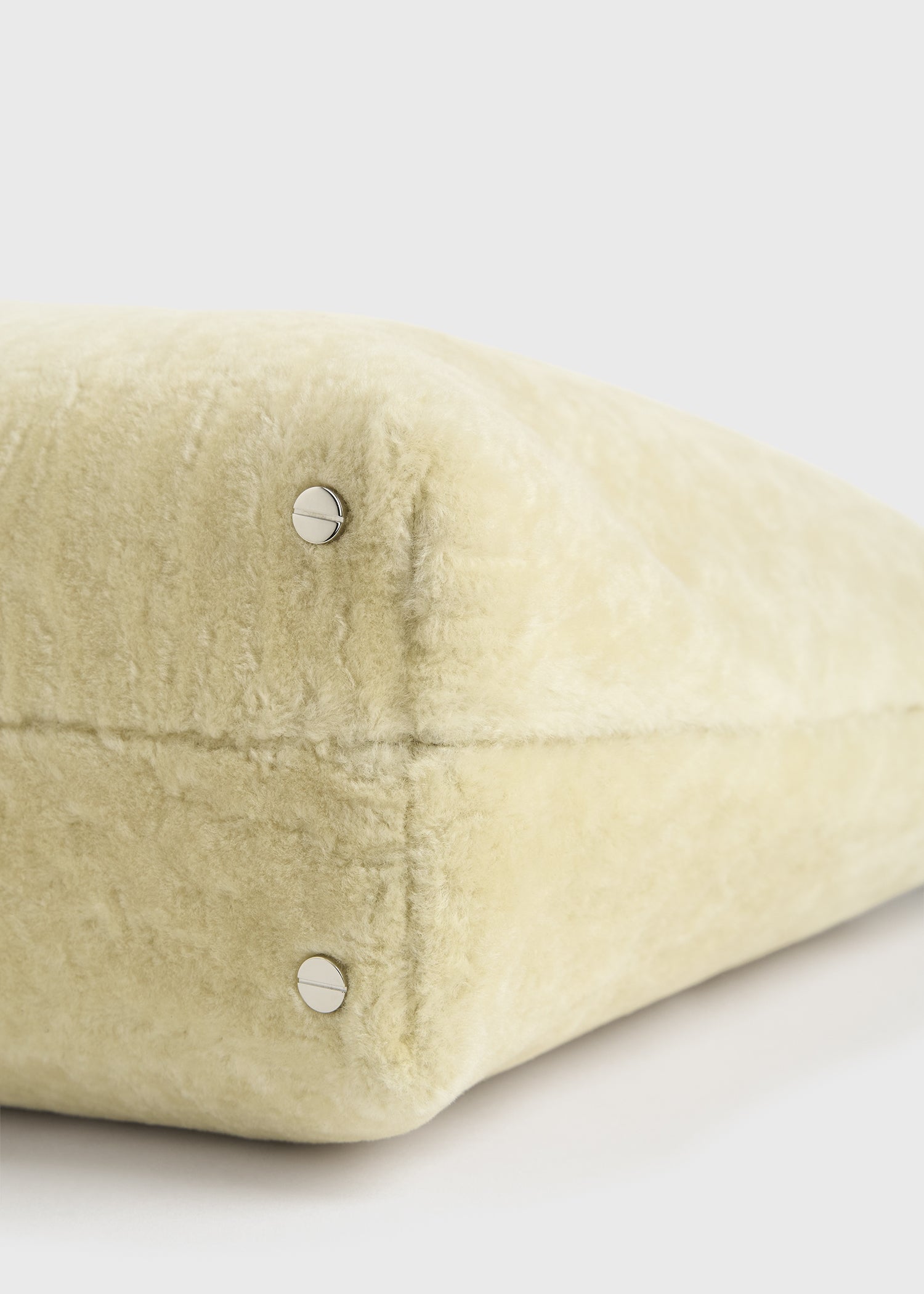 Medium Bevel shearling bag beige