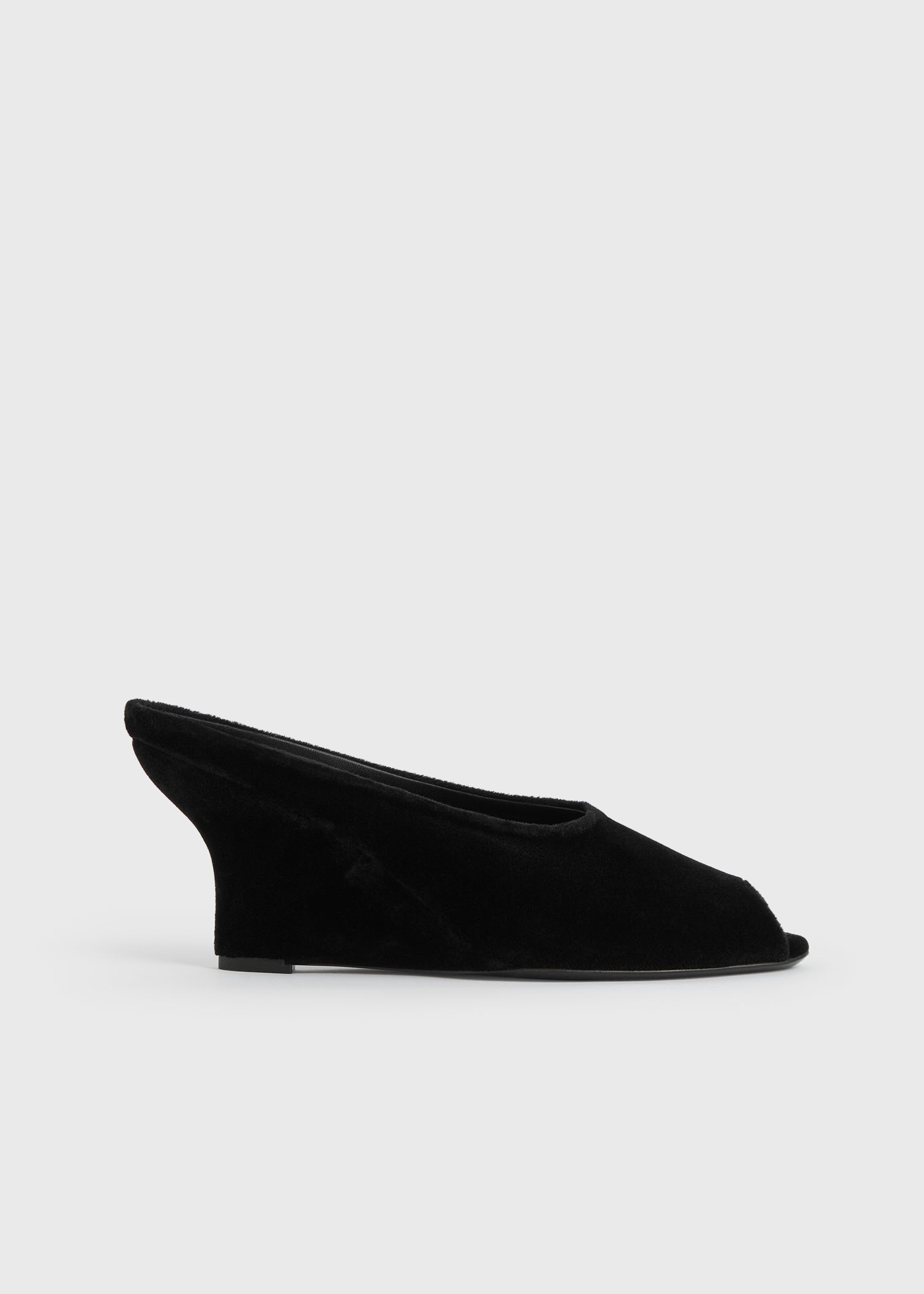 Peep-toe velvet wedge mules black – TOTEME