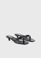 Leather heeled flip flops black