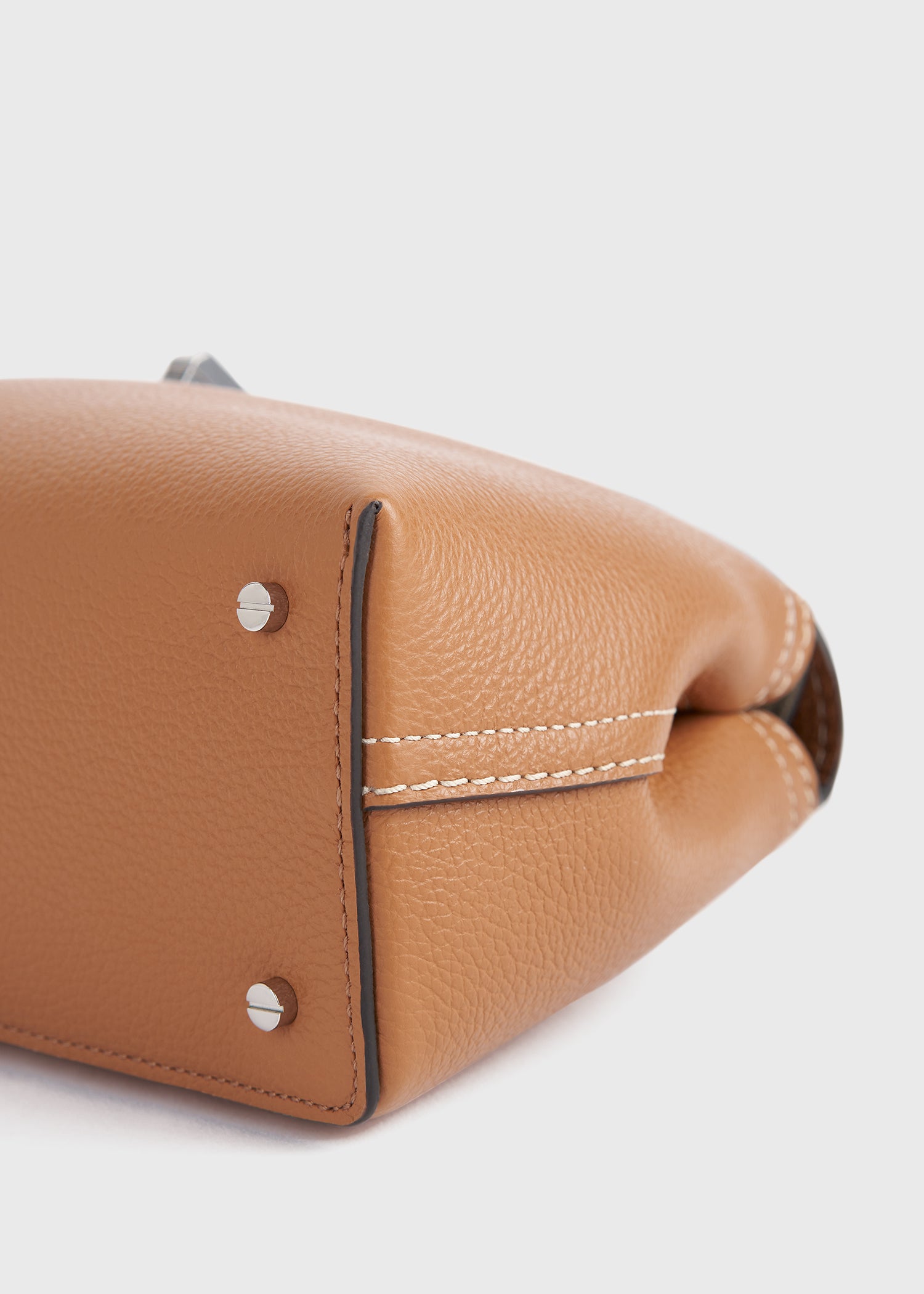 TOTEME  Tロック　レザークラッチバッグ　ベージュゴールド Toteme T-Lock Leather Clutch - Camel | Editorialist