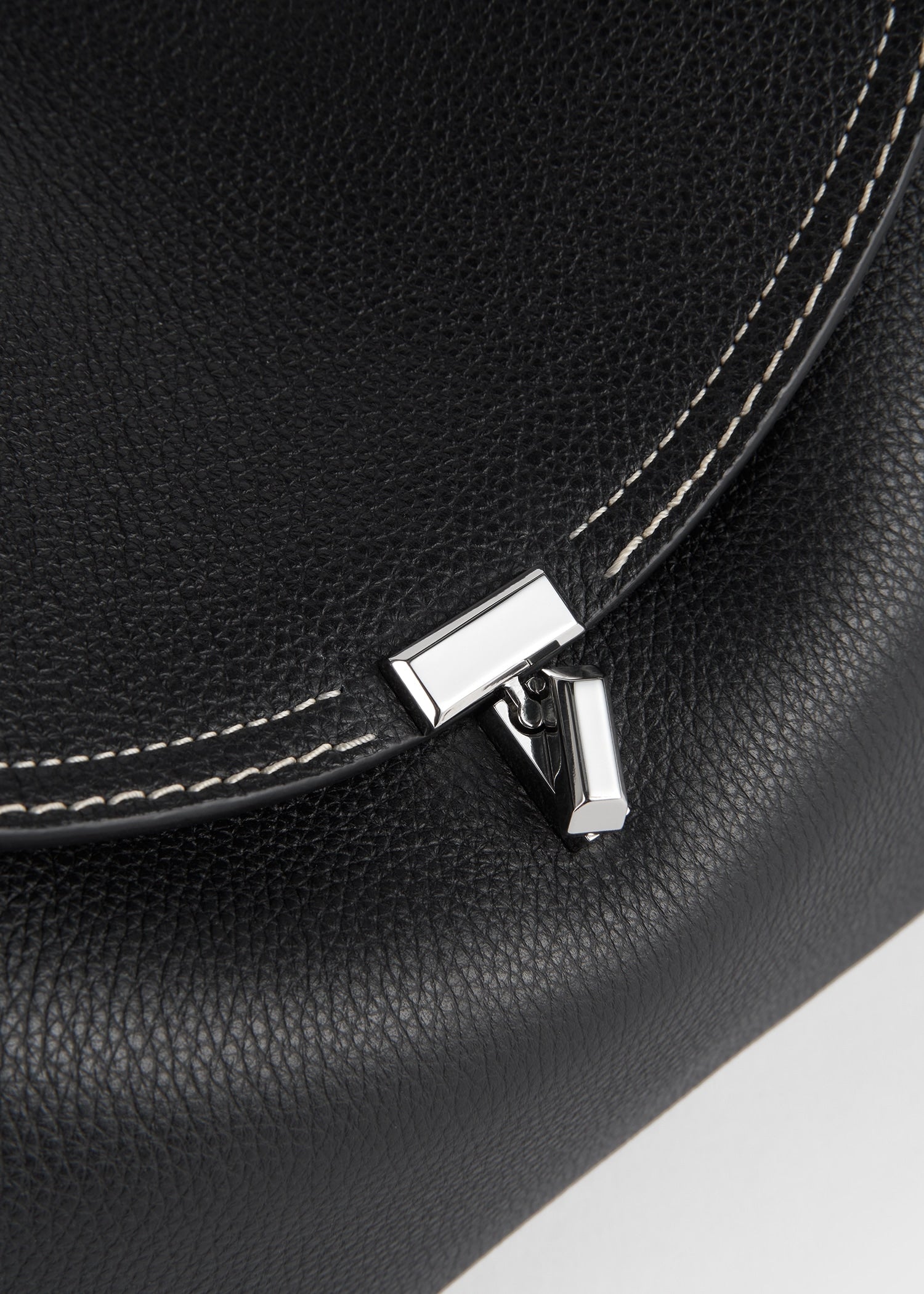 T-lock grained-leather top handle black – TOTEME