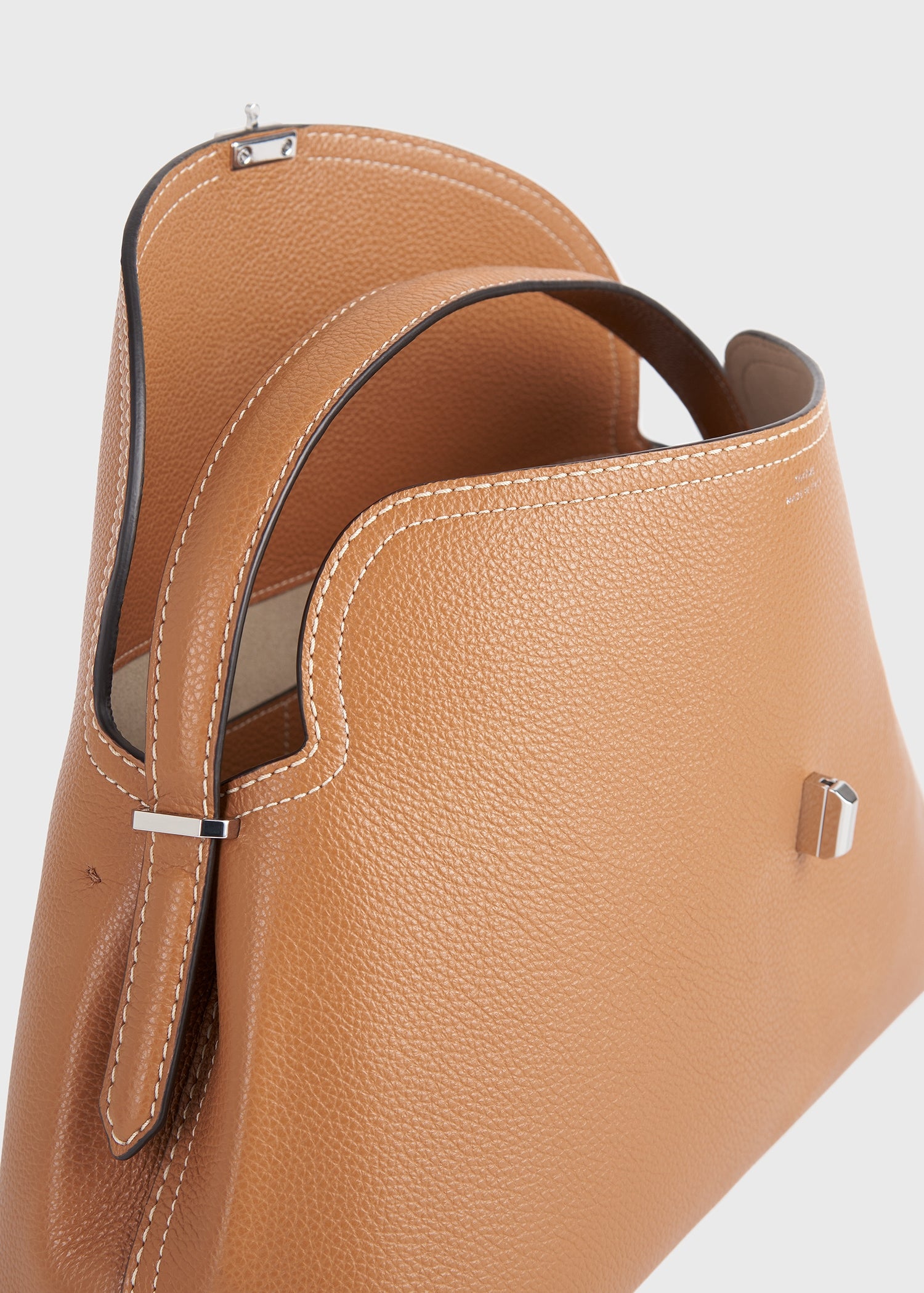 T-lock grained-leather top handle tan – TOTEME