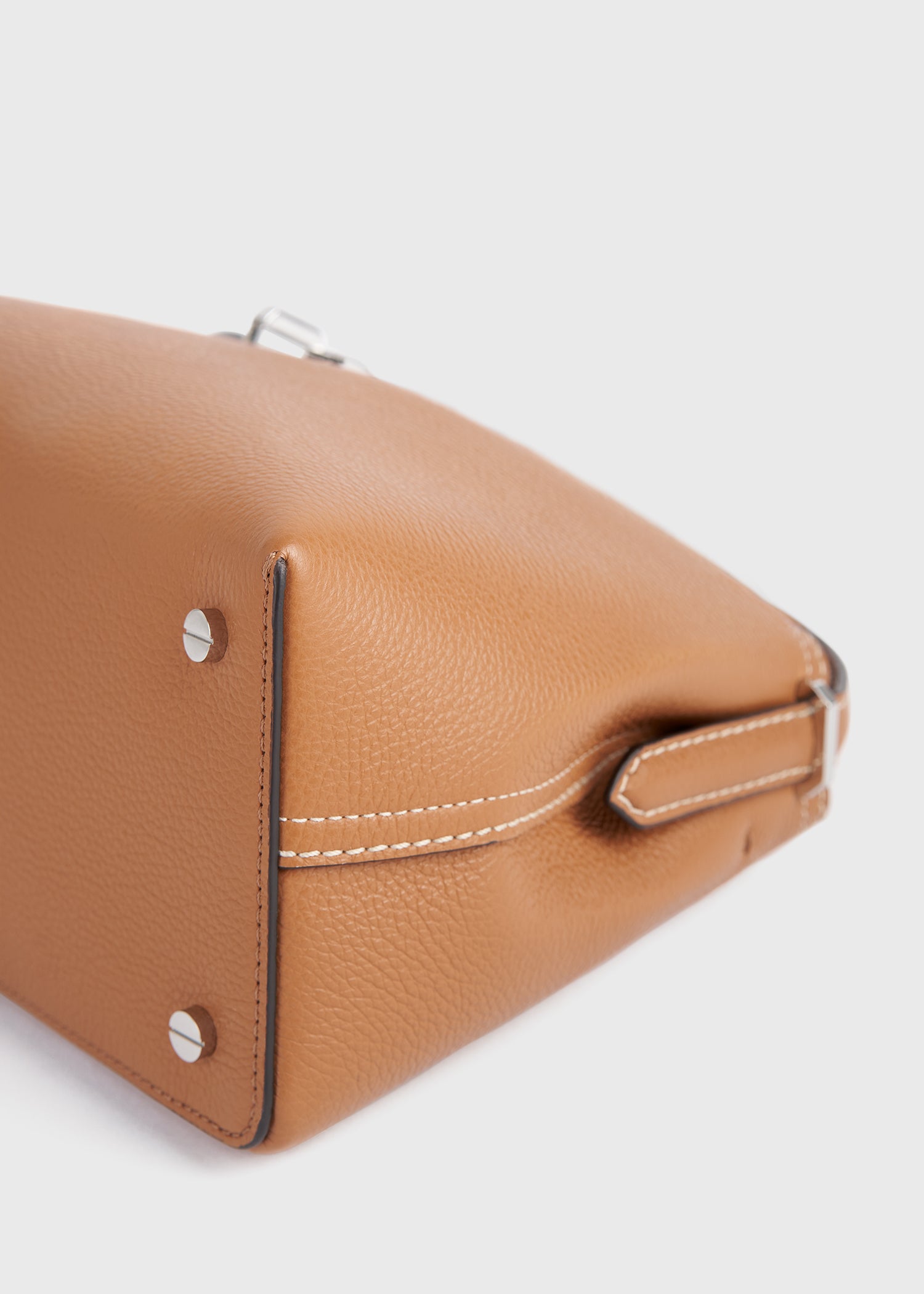 T-lock grained-leather top handle tan – TOTEME