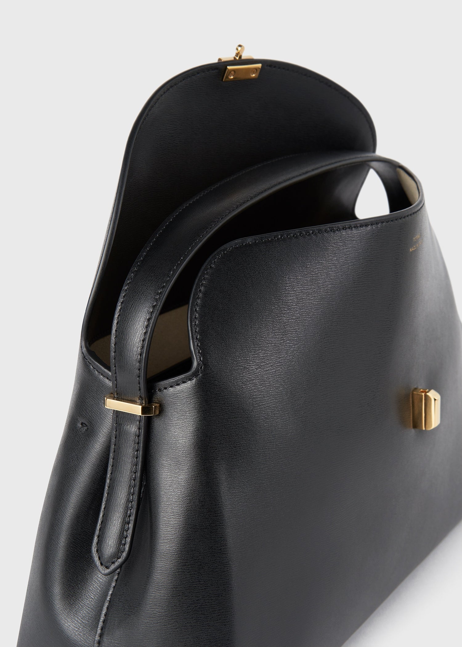 T-lock leather top handle black – TOTEME