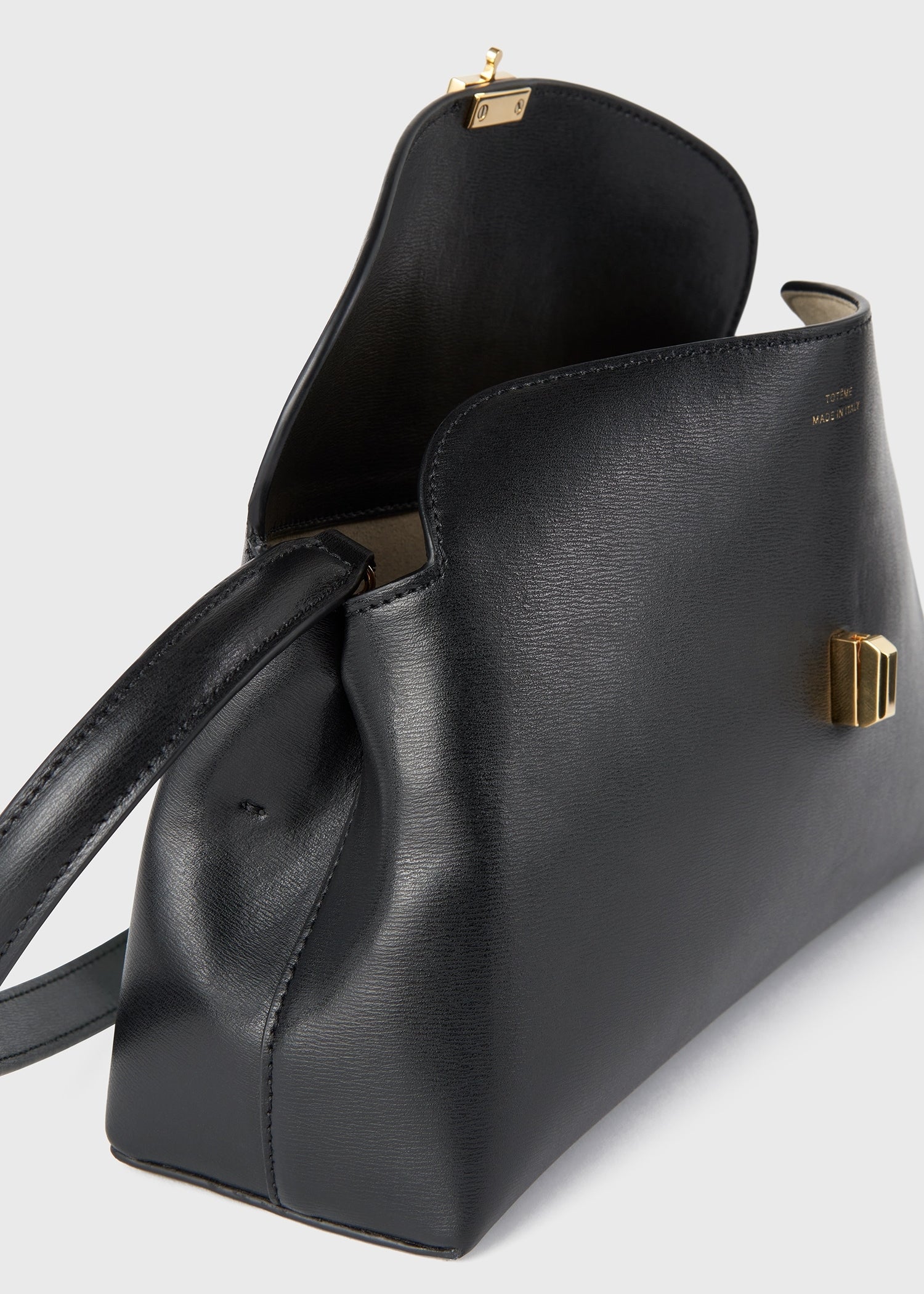 T-lock leather clutch black – TOTEME