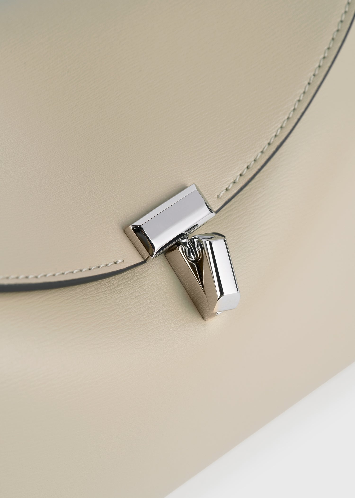T-lock leather clutch fawn – TOTEME