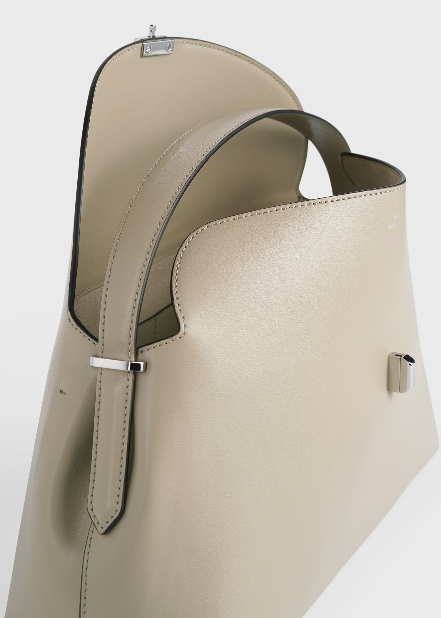 T-lock leather top handle fawn – TOTEME