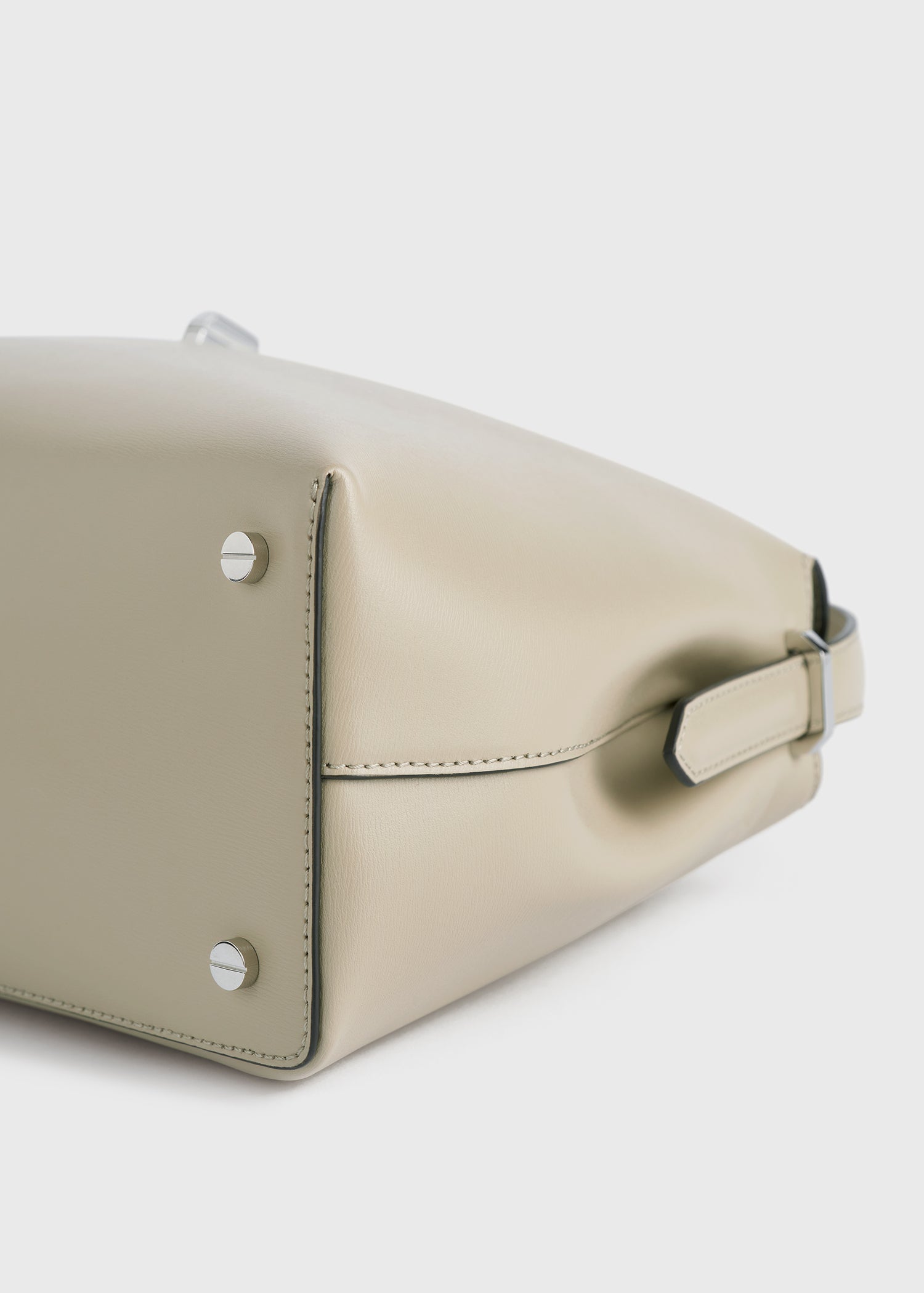 T-lock leather top handle fawn – TOTEME