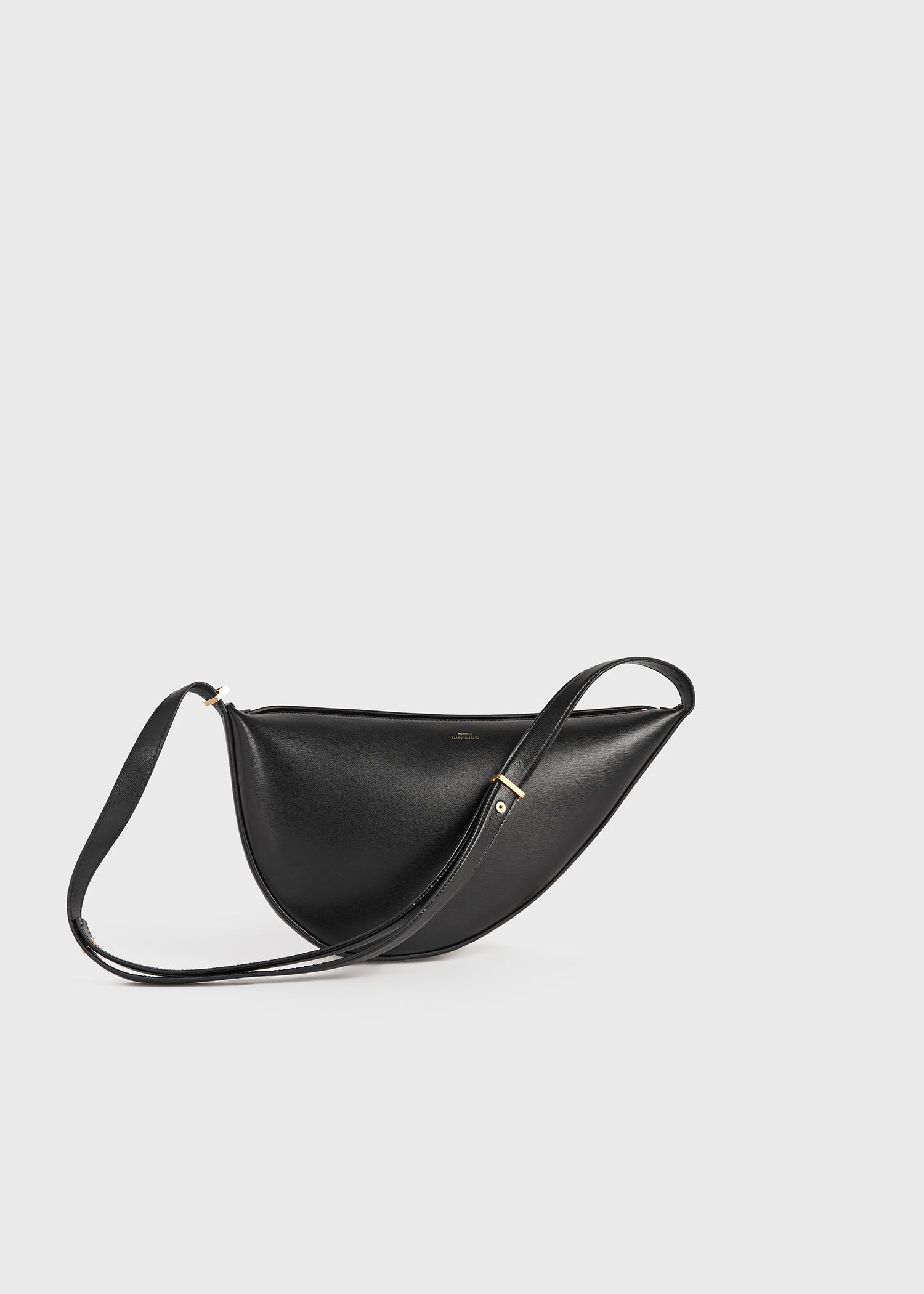Leather scooped sling black – TOTEME