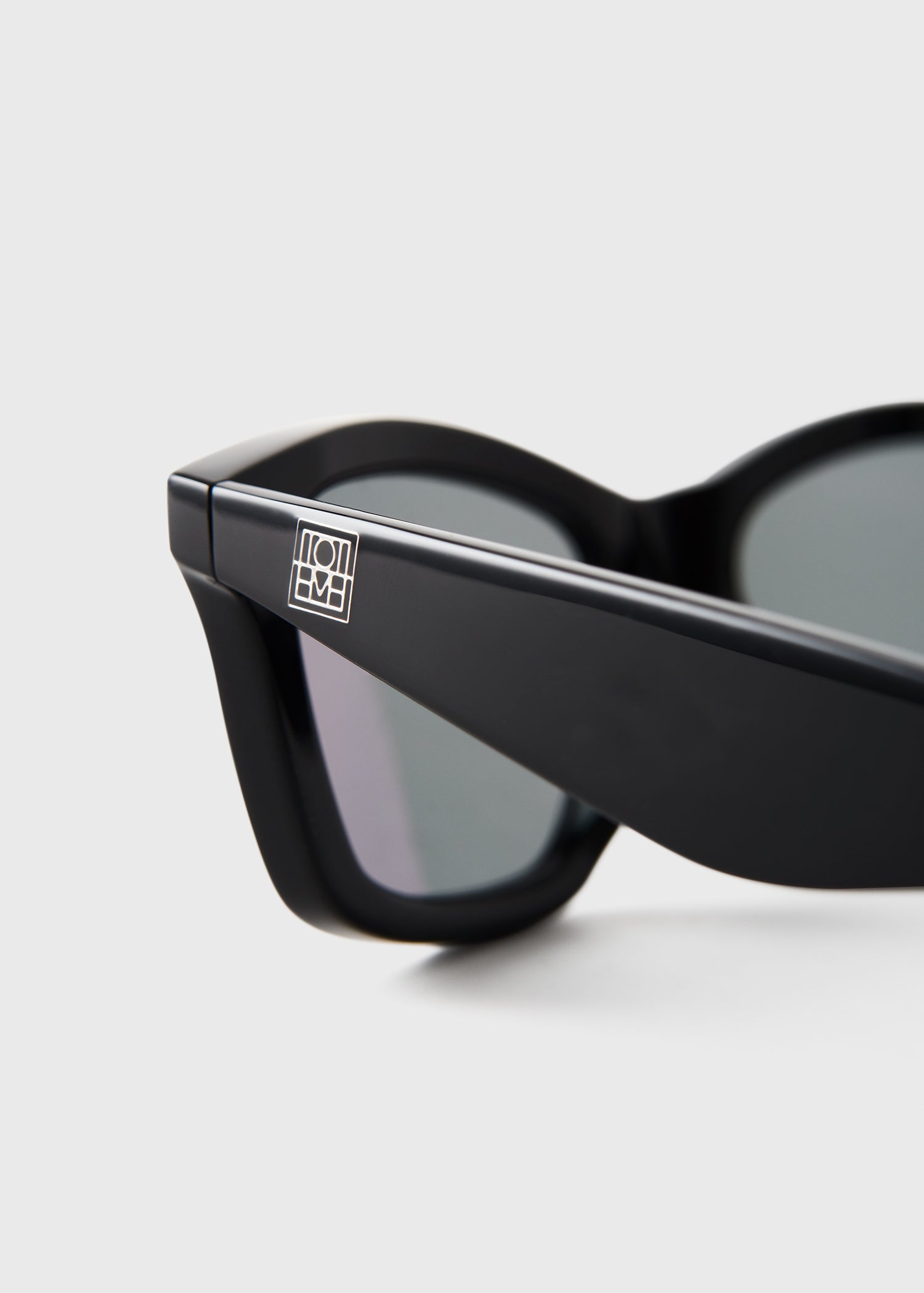 Classic sunglasses black – TOTEME