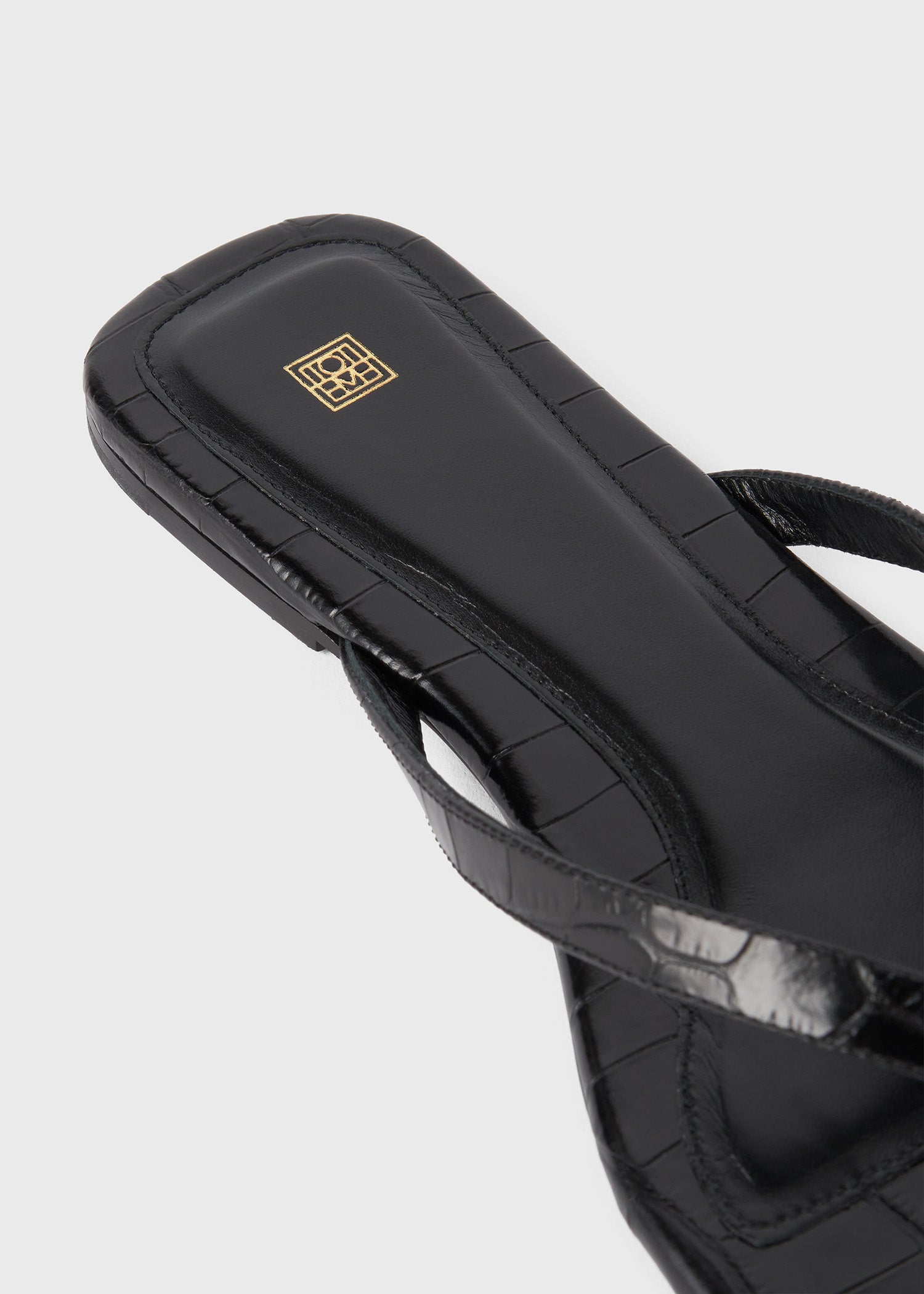 Croco-embossed flip flops black – TOTEME